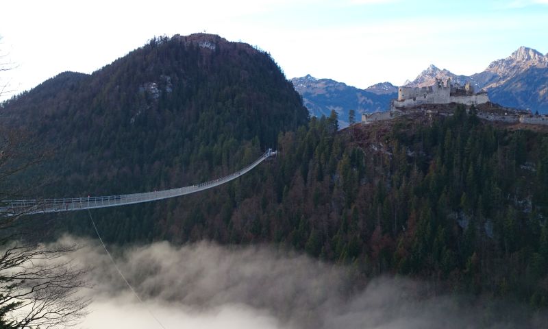 Tip tijdens wintersport: deze hangbrug boven Tirol