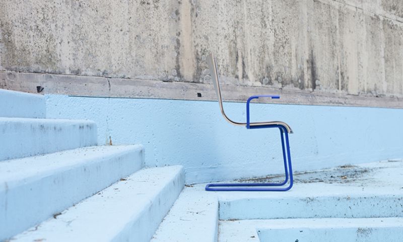 Wiebelen in deze designstoel laadt je telefoon op