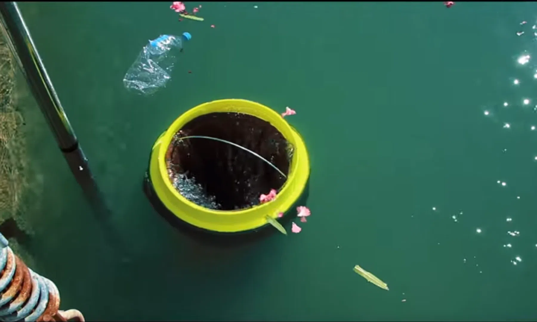 Drijvende prullenbak slurpt plasticsoep in de haven