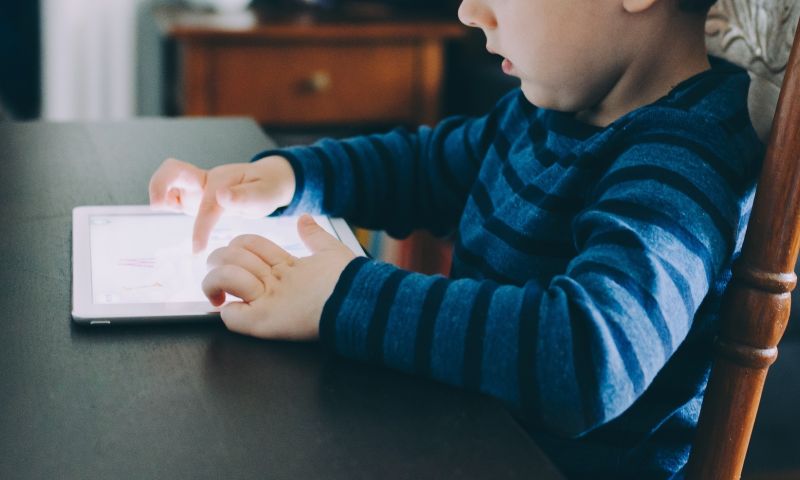 Vier op tien ouders vindt schermtijd kinderen grootste uitdaging