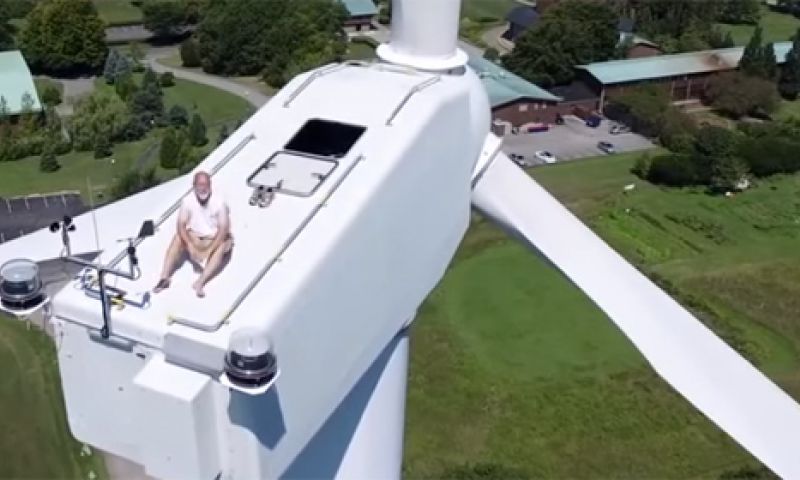 Video: Drone ontdekt zonne-aanbidder bovenop windturbine