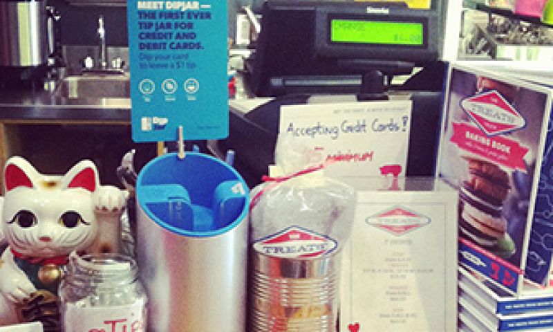 Elektronische fooienpot voor blije gezichten achter de bar