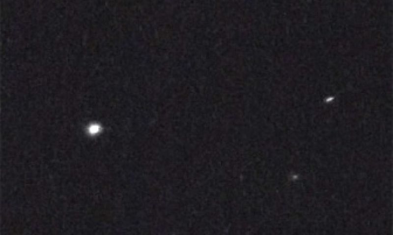 Astronaut laat tas in de ruimte ontglippen