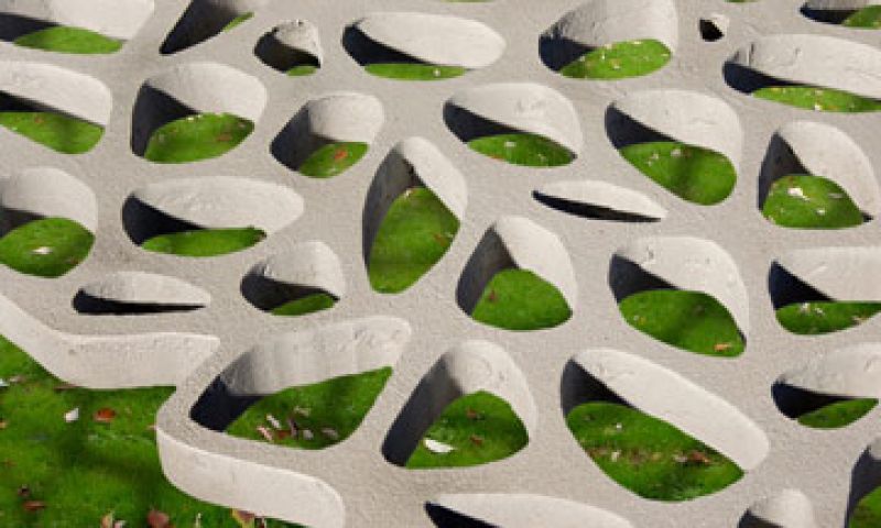 Deze tuintafel vraagt aandacht