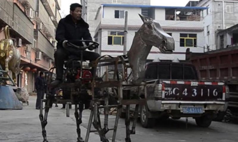Bizar: dit is een 'robotpaard' voor Chinese boeren