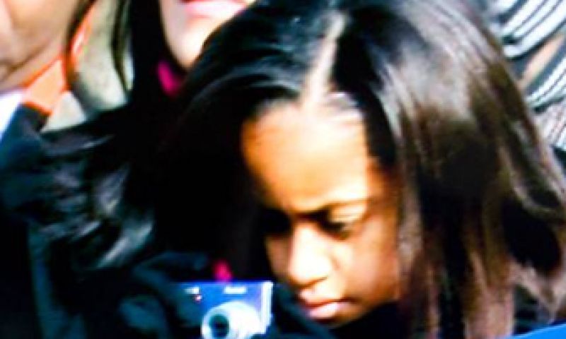 Malia Obama legt alles vast