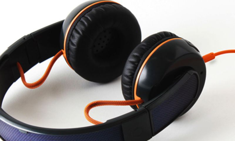 Koptelefoon met zonnecellen laadt je mobiel op