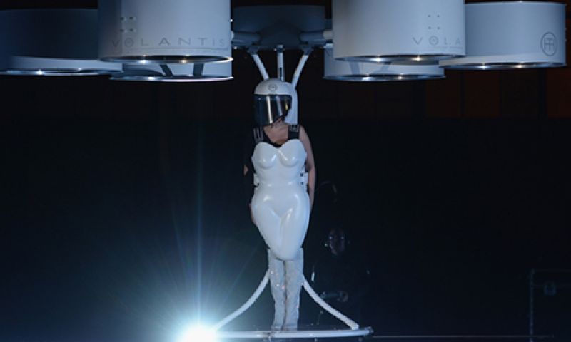 Lady Gaga stijgt op in haar nieuwe jurk