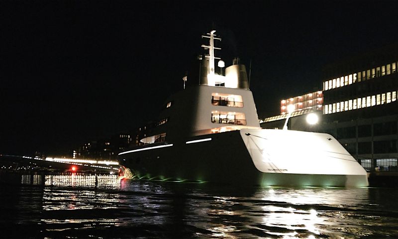 Megalomaan superjacht A deed Amsterdam aan