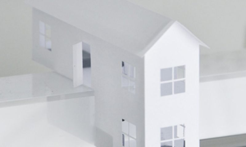 Als een reus aan het raam