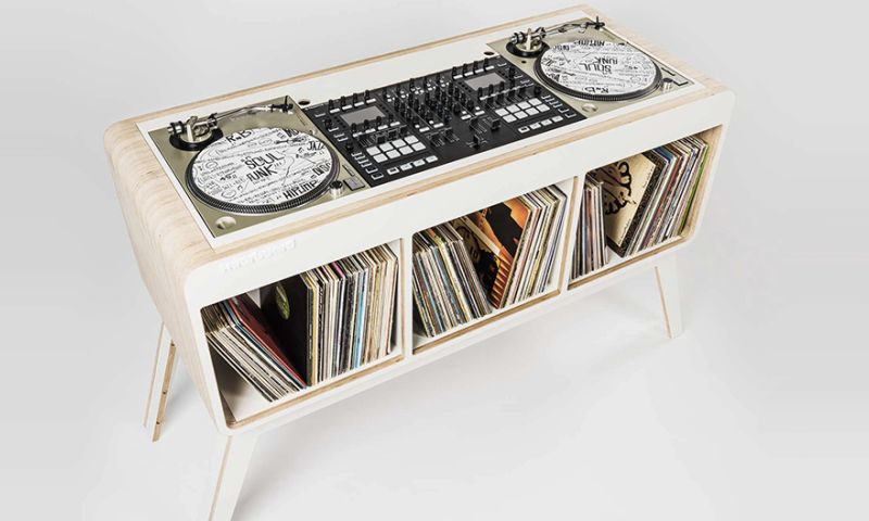 Stijlvolle platenkast met draaitafel van Duitse designer