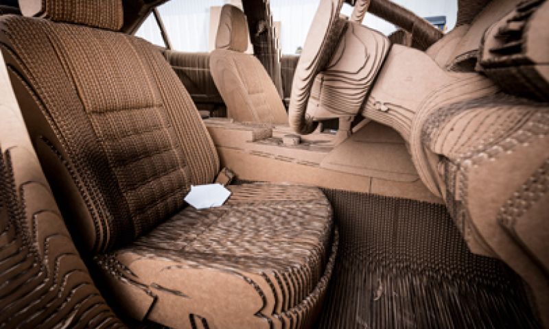 Deze Lexus van karton kan nog rijden ook (maar niet sturen, oeps)