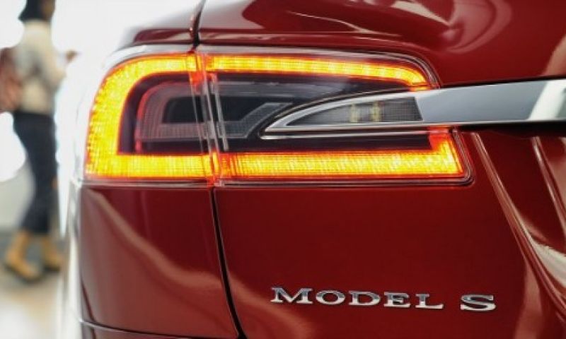 Tesla Model S is nu deels zelfsturend na een software-update