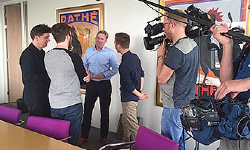 Duizenden handtekeningen overhandigd voor meer 2D