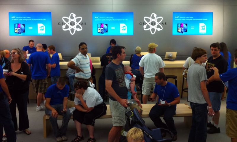 Dieven verkleed als medewerkers beroven Apple Stores