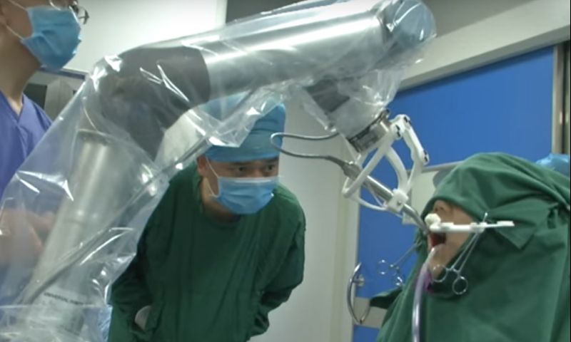 Chinese robottandarts kan implantaten aanbrengen
