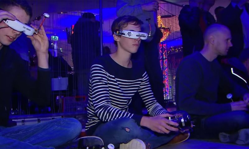 Bright TV: drone-racers en audiofielen
