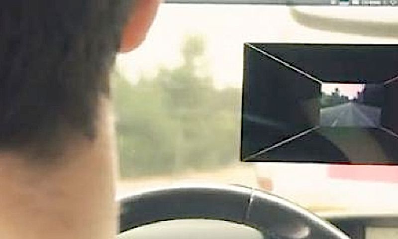 Autosysteem kijkt door vrachtwagens heen