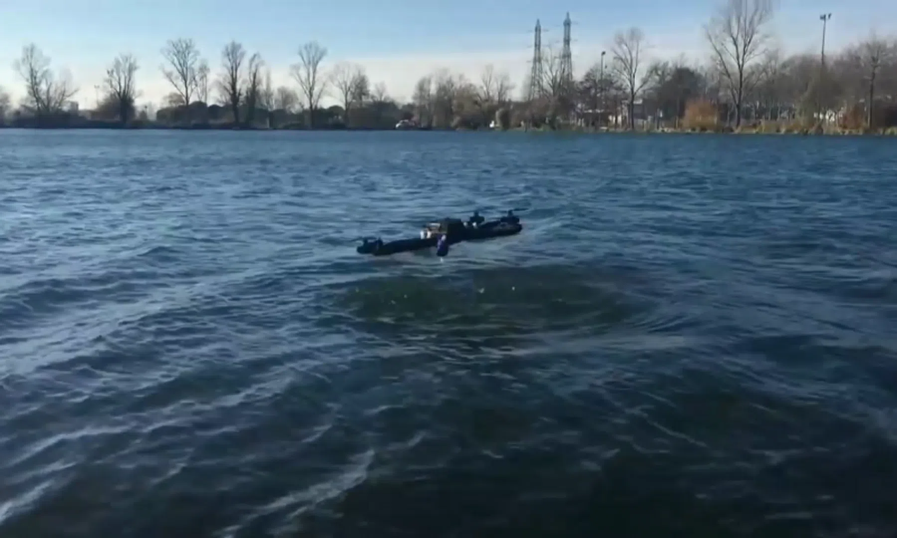 Video: drijvende drone stijgt op uit het water