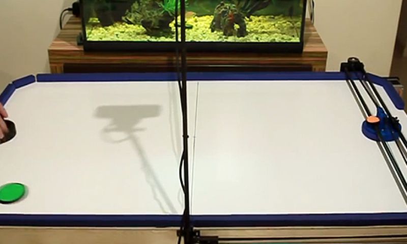 Gave beelden: 3d-printer omgebouwd tot airhockey-robot