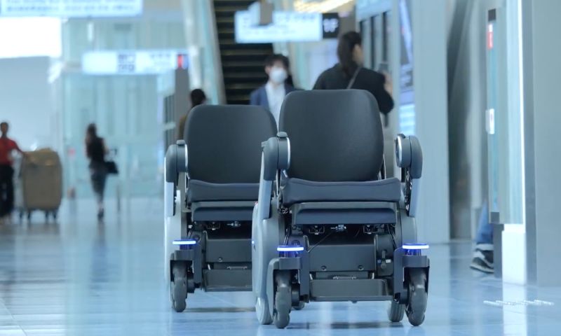Zelfrijdende rolstoelen op Japans vliegveld