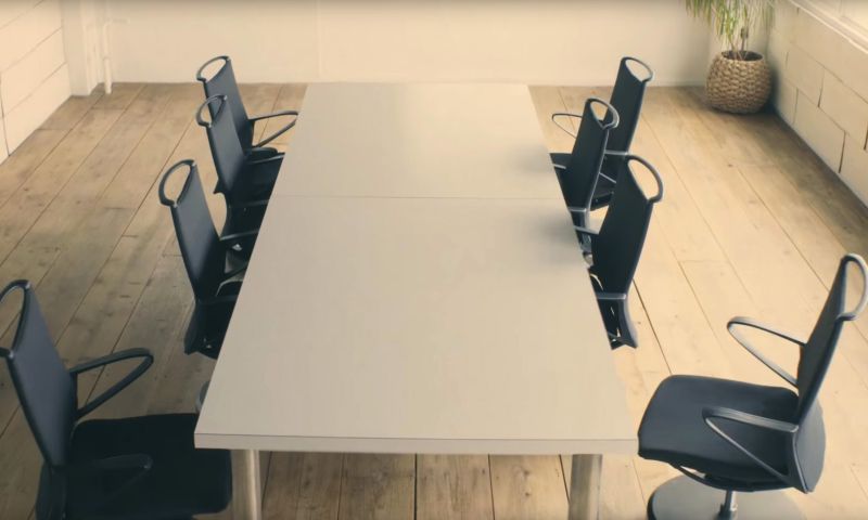 Video: Deze bureaustoelen parkeren zichzelf