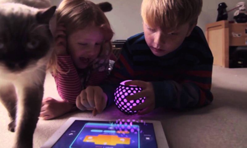 Overgooien 2.0: Hackaball laat kids zelf spelletjes programmeren