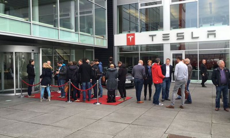 Tesla-fans vandaag in de rij voor goedkope Model 3