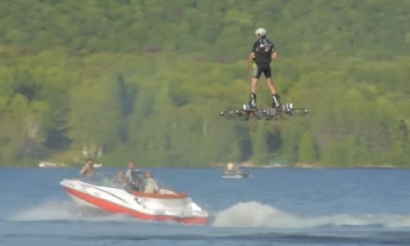Deze man maakt de langste 'vlucht' op een hoverboard