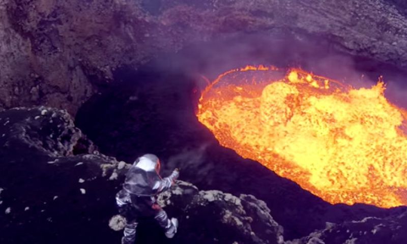 Video: met drones een vulkaan in