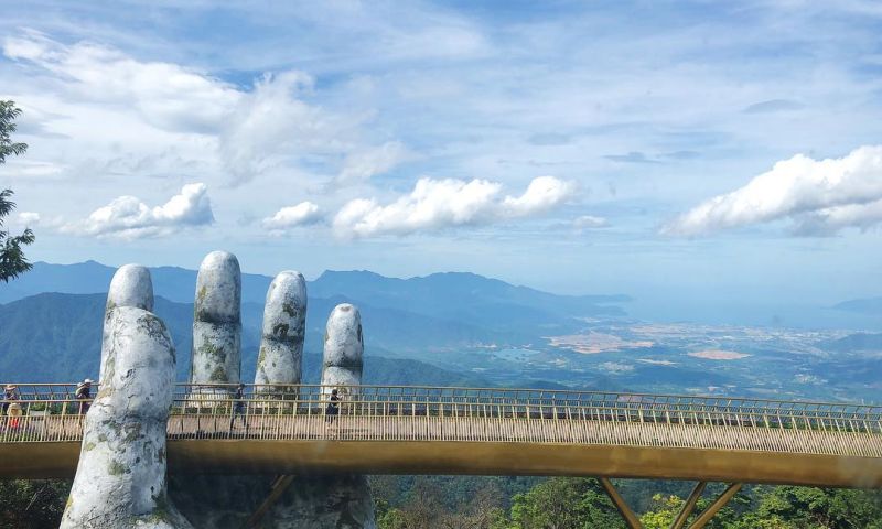 Golden bridge in Vietnam wandelen handen