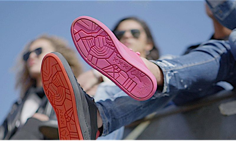 Sneakers met zolen van kauwgom van de straat