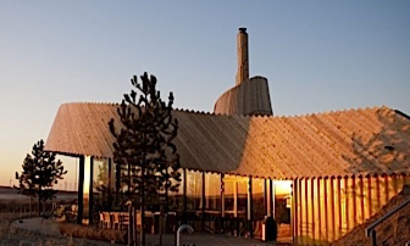 Restaurant met uitzicht op industrie en hijskranen