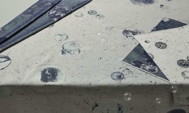 Meubelbeurs Milaan: zeepbellen gevat in platte vlakken