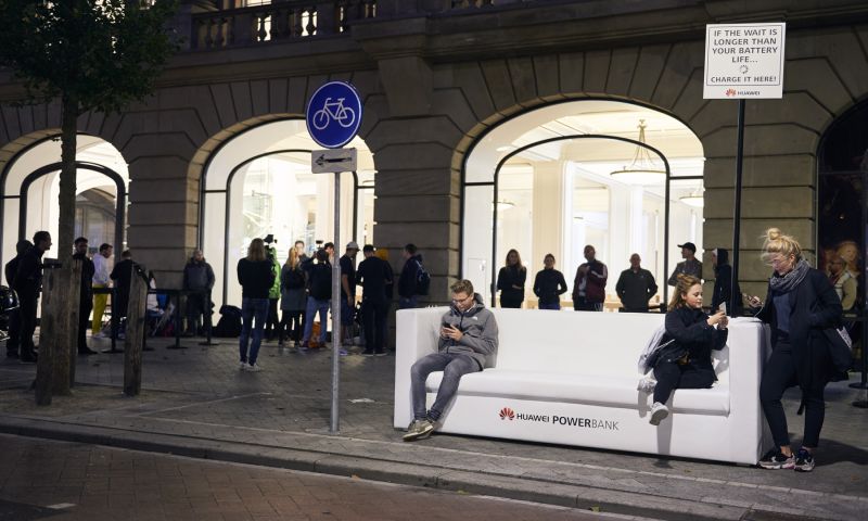 Huawei plaatst powerbank voor Amsterdamse Apple Store