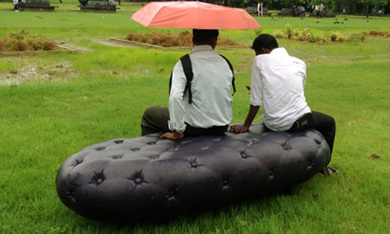 Een regenton om op te zitten