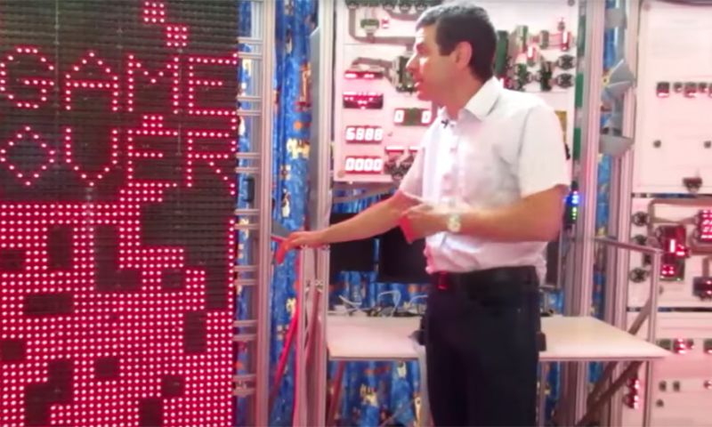 Video: Brit bouwt kolossale computer waarmee Tetris is te spelen