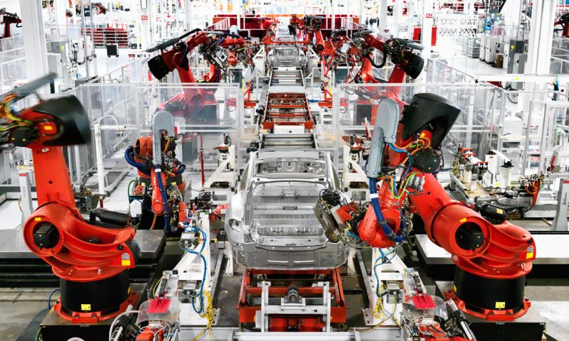 Minister Kamp wil megafabriek Tesla naar Nederland halen
