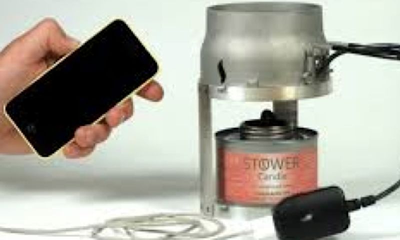 Handig tijdens het kamperen: gadgets opladen met vlammen