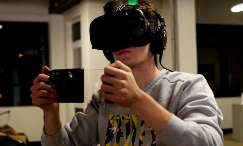 Dankzij tracker kan VR-bril Vive nu ook objecten in fysieke wereld volgen