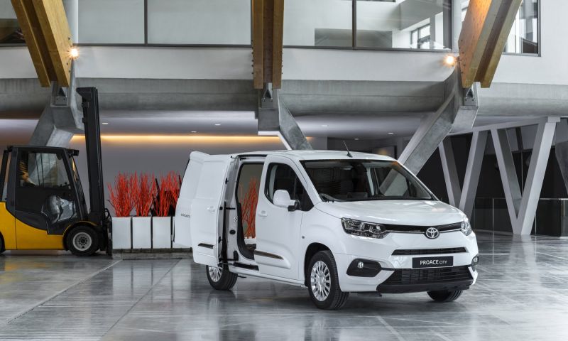 Elektrische busjes van Toyota en Fiat onderweg