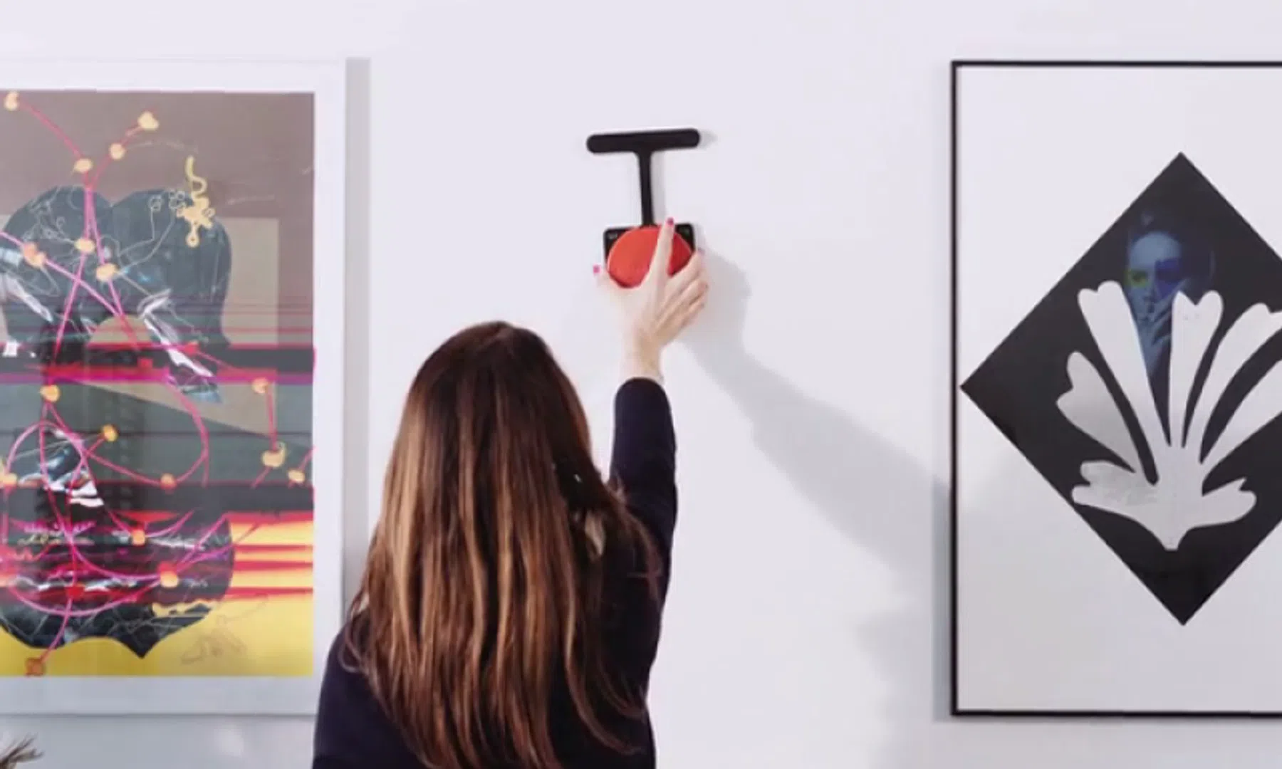 Met deze gadget hangen schilderijen altijd recht