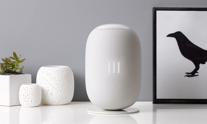 Spraakgestuurde speaker speelt de muziek die je zegt