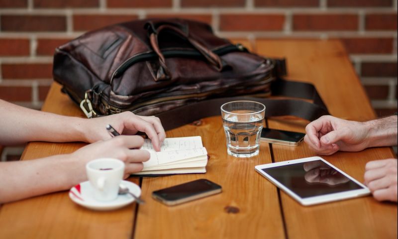 MIVD: 'Spionagerisico tijdens vergaderen met smartphone op tafel'