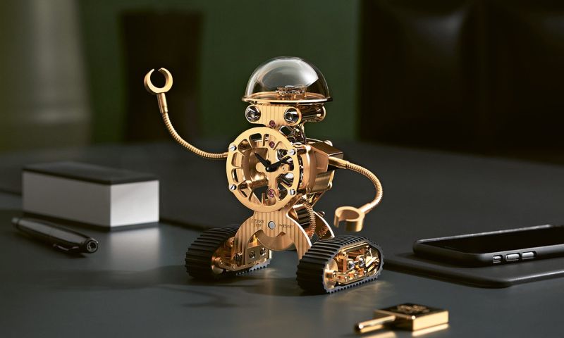 Blije robotklok glimt en straalt op je bureau