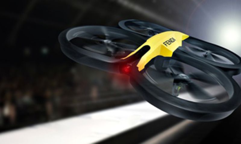 Drone debuteert in modewereld: niet op, maar boven de catwalk