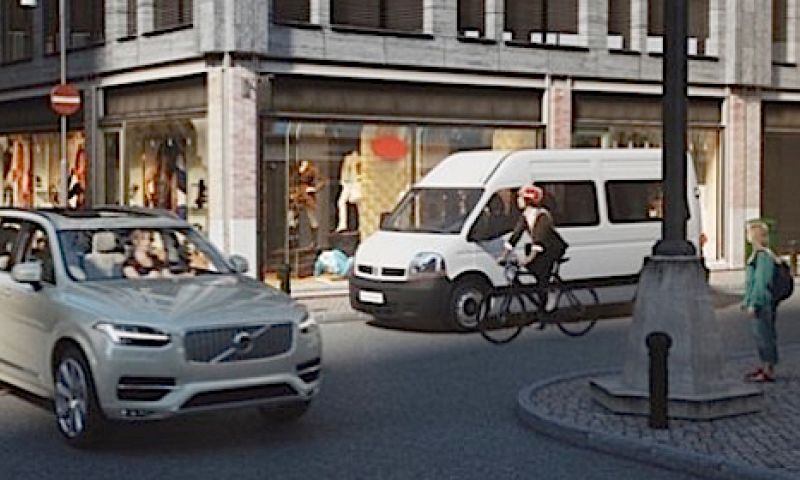 Volvo fietshelm waarschuwt voor gevaarlijke verkeersituaties