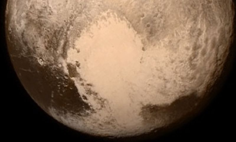 Pluto-sonde belt naar aarde: alles in orde