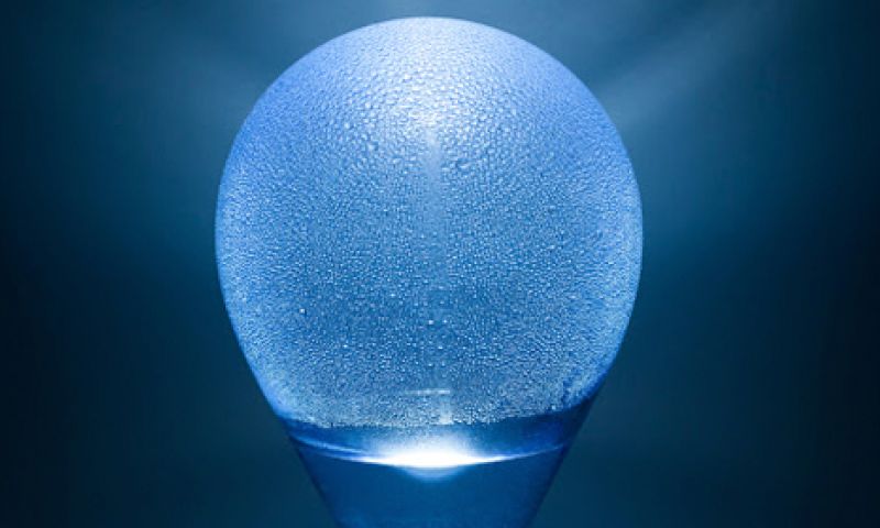 Deze designlamp gebruikt condens voor sfeer