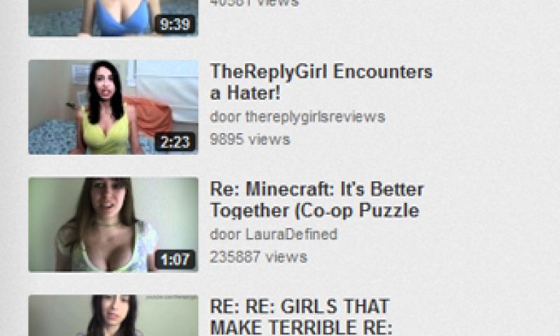 Meisjes met diepe decolletés maken YouTube kapot